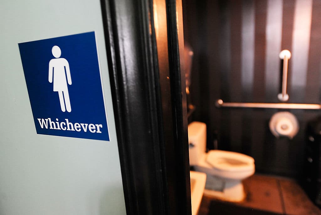 ¿Qué supone la directriz para que alumnos transgénero utilicen el baño que quieran?