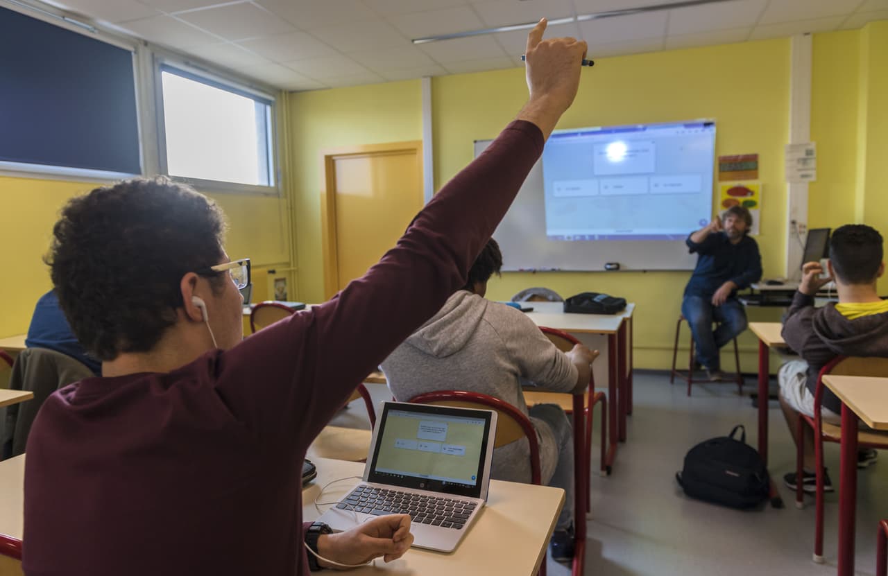 Becas, ayudas financieras y otras opciones para estudiantes latinos que desean ingresar a la universidad