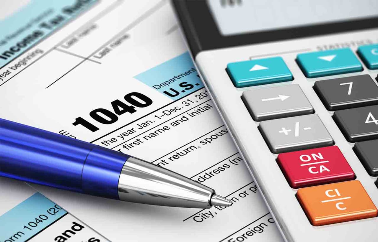 Los preparadores de declaraciones de impuestos sin escrúpulos también pueden:
<br>• Exigir el pago en efectivo únicamente y no proporcionar un recibo.
<br>• Inflar ingresos para que sus clientes califiquen para créditos tributarios.
<br>• Reclamar deducciones falsas para aumentar el monto del reembolso.
<br>• Dirigir los reembolsos a su cuenta bancaria, no a la cuenta del contribuyente.