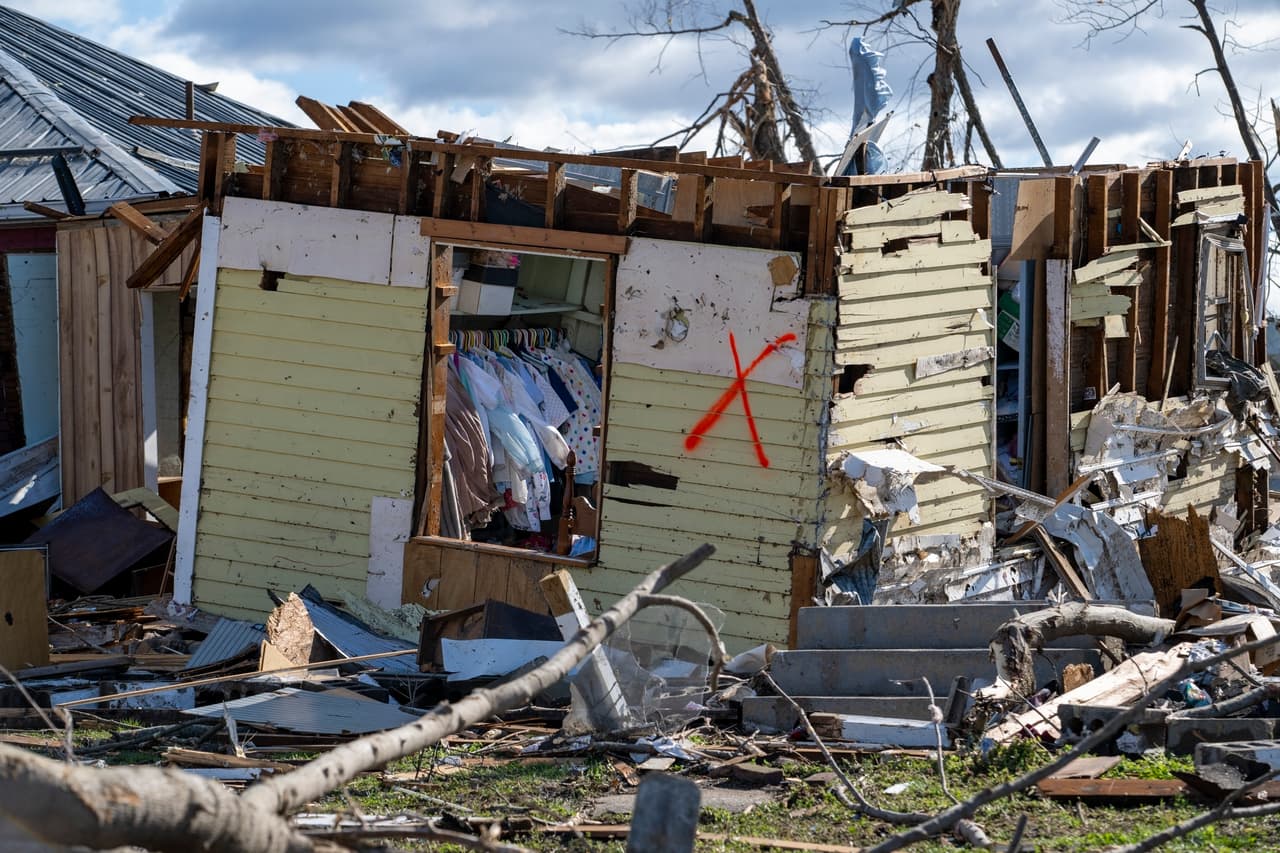 Al menos 32 muertos tras los tornados que golpearon a 11 estados del país