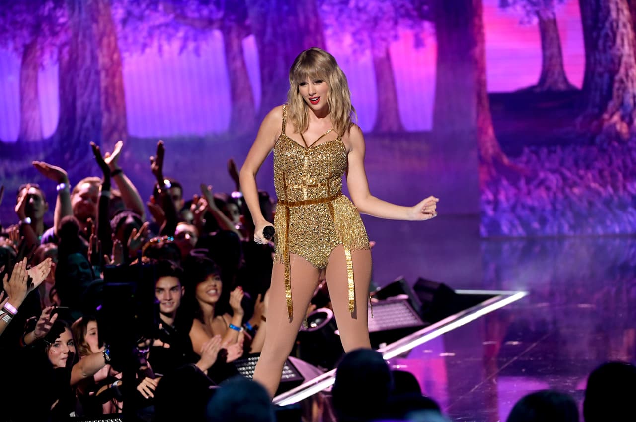 El asunto fue más allá. En el documental reconoce que hubo ocasiones en que se "
<b><a href="https://www.univision.com/famosos/taylor-swift-contra-el-mundo-no-solo-justin-bieber-tambien-demi-lovato-respondio-a-su-acusacion-fotos" target="_blank">iba a desmayar</a> </b>al final de un concierto o a la mitad de él" por el hambre que tenía.
<br>
