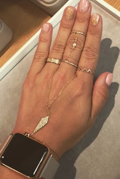 Otra moda que ha llegado para quedarse son los anillos-pulseras unidos con cadenas. Una manera muy 'cool' de decorar la mano y eso lo tiene presente Demi Lovato.