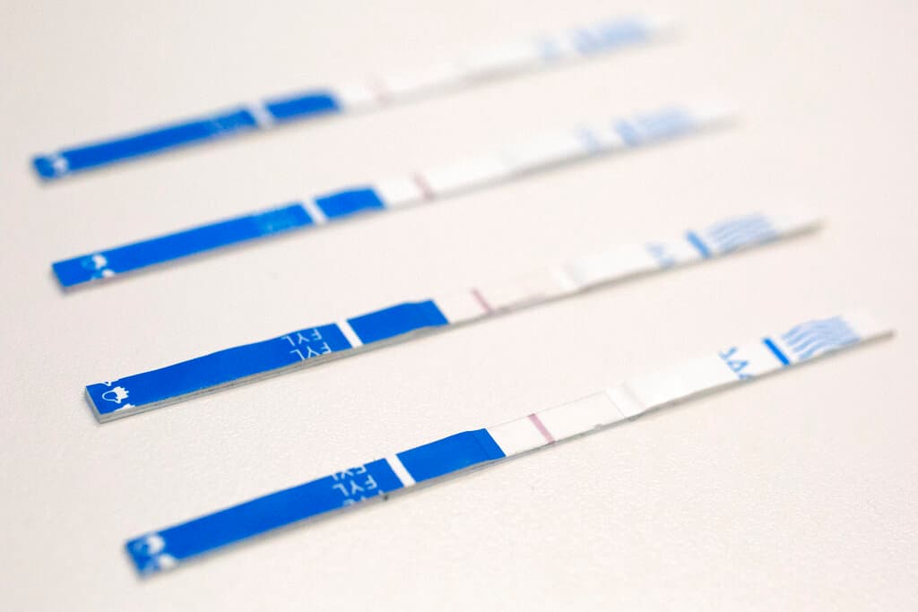 Las tiras de 
<b>prueba de fentanilo</b> requieren disolver una pequeña cantidad del suministro de medicamento en agua, sumergir la tira de prueba en el líquido y esperar 15 segundos para obtener un resultado.