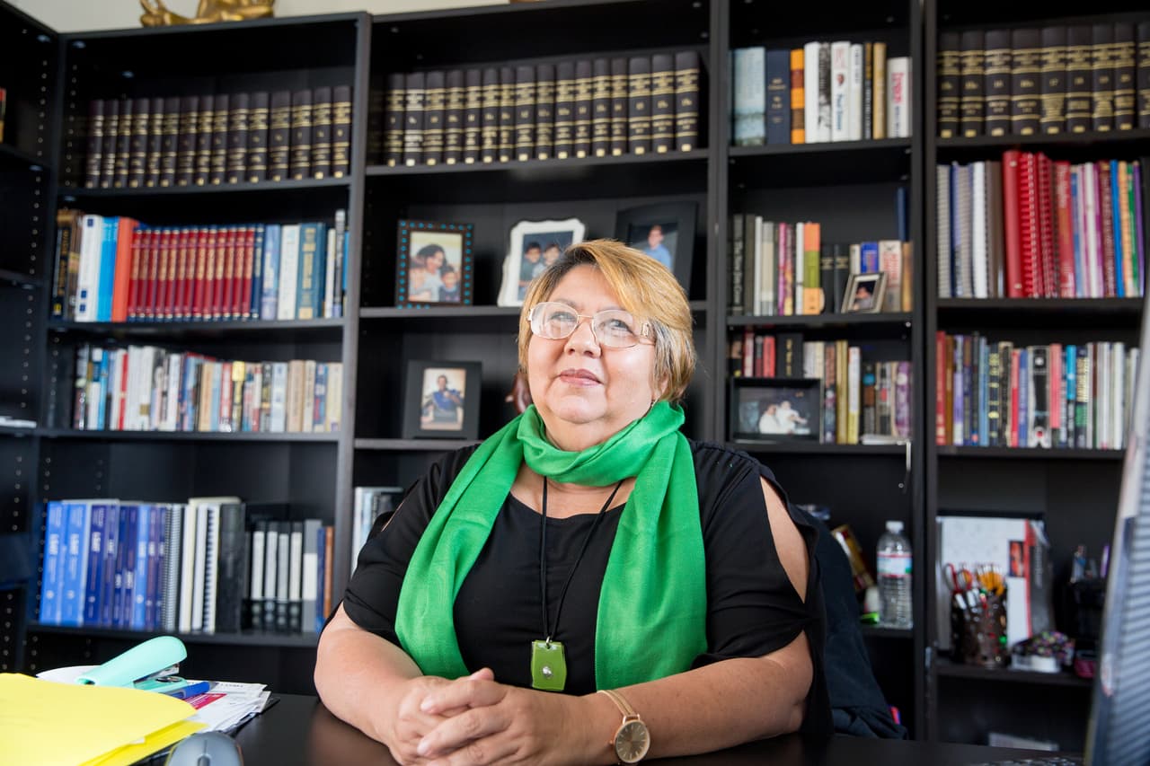 Condenada en 1997 por un cargo de conspiración de tráfico de drogas, Yraida Guanipa, de 56 años de edad, fue condenada a casi 13 años de prisión. Mientras estuvo en prisión solo pudo ver a sus dos hijos pequeños unas pocas ocasiones. Ése sigue siendo su mayor remordimiento, además de la pérdida de su derecho al voto. Dice que sufrió de depresión desde el principio, pero que nunca perdió la esperanza. Esta venezolana-estadounidense luchó durante años para que le redujeran o anularan sus cargos, y en el proceso adquirió las habilidades legales que ahora utiliza para ayudar a otros como asistente legal. Fue puesta en libertad en 2008 y hoy ayuda a otras madres encarceladas con niños pequeños y hace donaciones a centros de reinserción social donde los presos recién liberados vuelven a la sociedad. La última vez que votó fue en 1996.
<a href="https://www.univision.com/noticias/elecciones-2018/yraida-guanipa-creo-que-puede-ser-una-fuerza-positiva-por-fuera-de-prision-tal-como-lo-es-en-la-carcel"> Lea más sobre la historia de Yraida.</a>