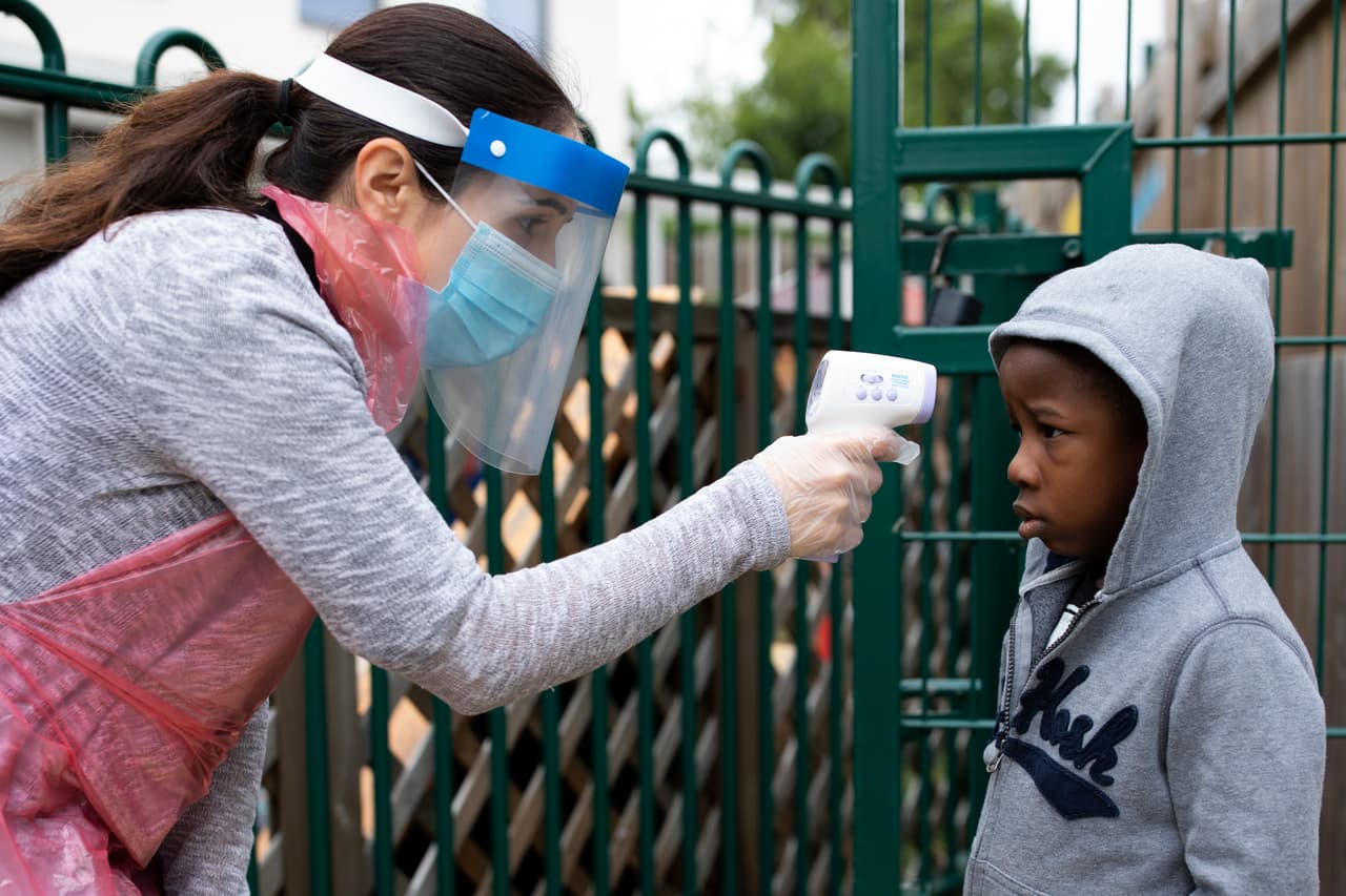 El gobernador de Carolina del Norte, Roy Cooper, anunció los pasos que las escuelas públicas deberán seguir para 
<a href="https://www.univision.com/local/north-carolina-wuvc/escuelas-publicas-de-wake-proponen-cambios-al-calendario-2020-21-tras-crisis-del-coronavirus">reiniciar las clases de manera segura</a> en el año académico 2020-21, el cual iniciaría en la temporada de otoño.