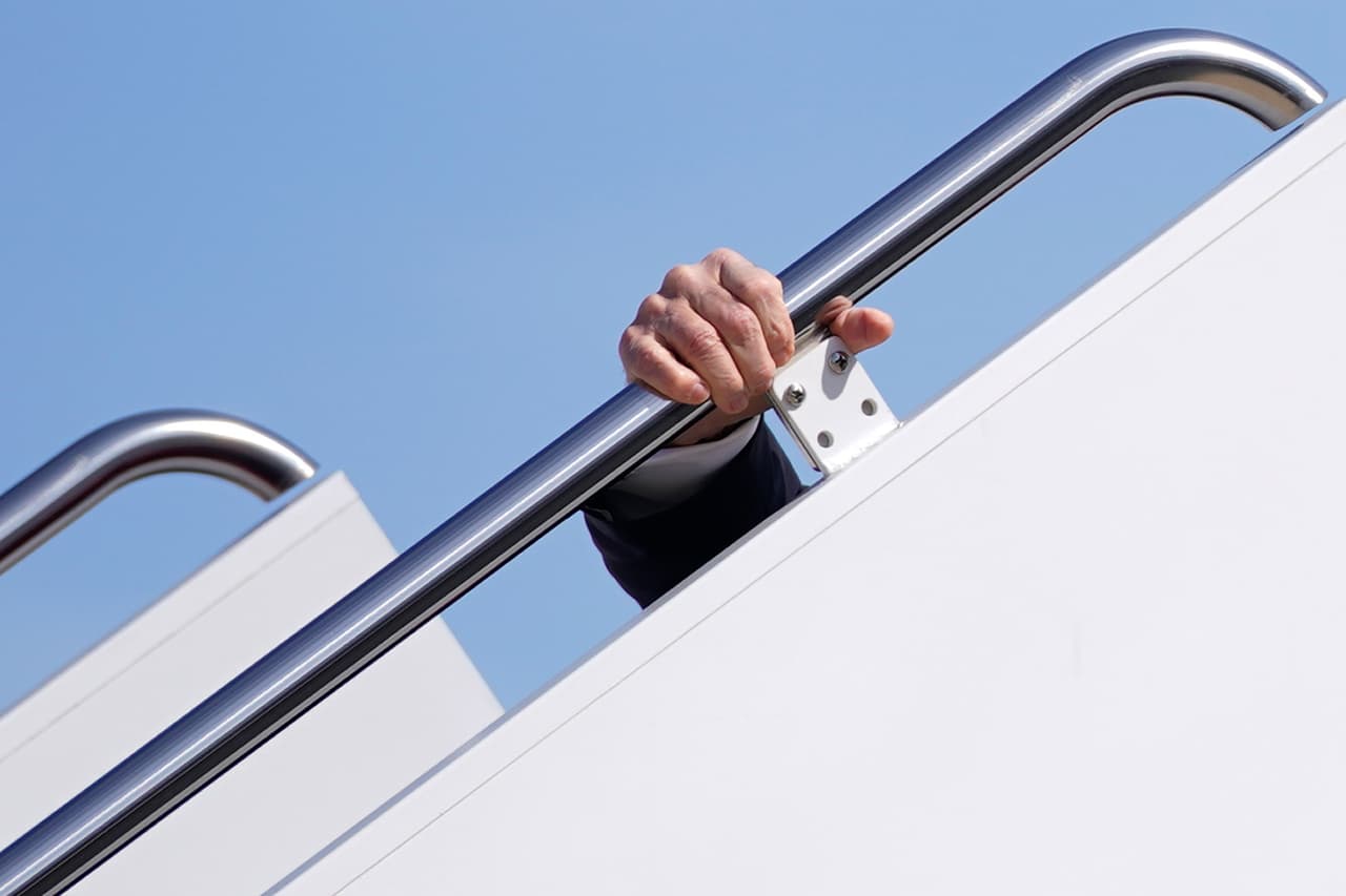 <b>Un mal paso subiendo al avión.</b>
<br>
<br>El 19 de marzo el presidente Biden tropezó tres veces cuando subía por las escaleras del avión presidencial Air Force One. "No fue más que un mal paso", aseguró a través de Twitter la directora de comunicaciones de la Casa Blanca, Kate Bedingfield.
<br>
