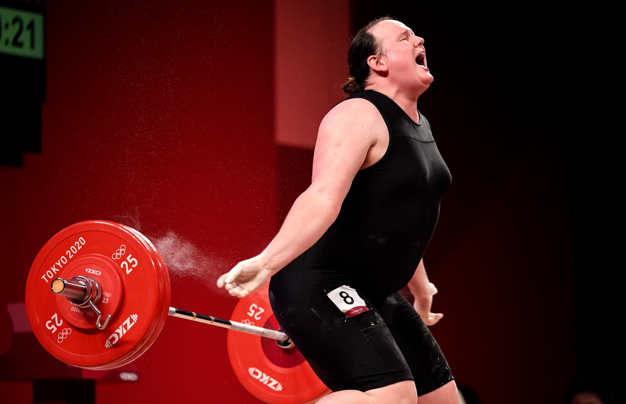 <b>Primera atleta </b>transgénero
<br>
<br>Laurel Hubbard hizo historia al convertirse en la primera atleta abiertamente transgénero en competir en un evento de los Juegos. La representante de Nueva Zelanda no pudo avanzar a la final pero agradeció a los organizadores "
<a href="https://apnews.com/article/2020-tokyo-olympics-sports-weightlifting-laurel-hubbard-e721827cdaf7299f47a9115a09c2a162"><u>por estar a la altura de los valores olímpicos y demostrar que el deporte es para todos”</u></a>.
<br>
<br>En lugares como Reino Unido y Estados Unidos, algunas autoridades 
<a href="https://www.usatoday.com/story/sports/olympics/2021/08/03/laurel-hubbard-reluctantly-accepts-being-first-transgender-olympian/5465332001/"><u>se han opuesto a la participación de personas trasngénero en competencias deportivas.</u></a>