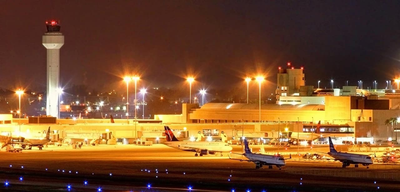 El aeropuerto de Fort Lauderdale está cercano a las ciudades de Aventura, Sunny Isles o Boca Ratón. Es ideal si va a tomar un crucero en el Puerto de Everglades. Las esperas de Uber o Lyft duran frecuentemente más de 10 minutos. Hay menos pasajeros que en Miami y los destinos que ofrecen algunas aerolíneas como JetBlue, Sothwest y Spirit, salen desde este terminal a unos precios más asequibles. 
<br>