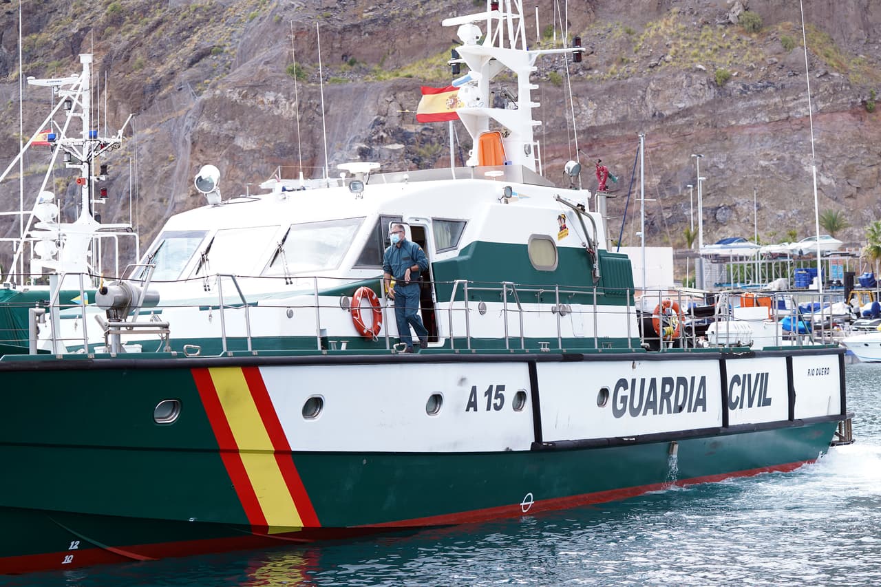 Las autoridades involucradas en la búsqueda hallaron a unos ocho kilómetros del puerto a la embarcación de Gimeno, 
<b>la cual estaba la deriva, sin ocupantes y con restos de sangre que tiempo después se sabría que pertenecía al hombre</b>. Horas más tarde ese día, una silla infantil de retención para coches que presuntamente utilizaba 
<a href="https://www.univision.com/temas/ninos">Anna</a> fue hallada flotando en la misma zona. 
<br>