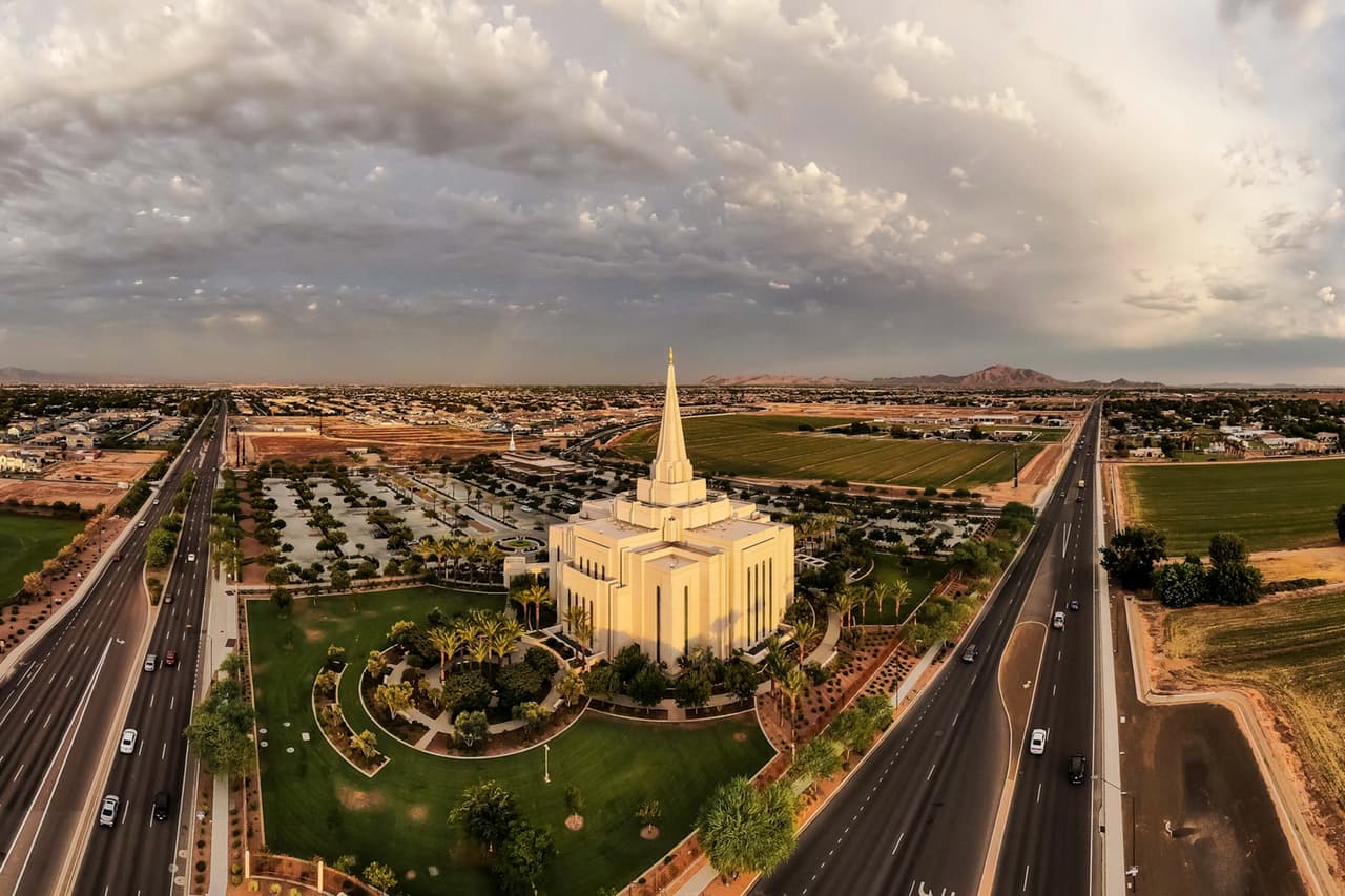 <b>Puesto 18. Gilbert, Arizona</b>.
<br>
<br>Valor promedio de la vivienda en febrero de 2020: 361,422 dólares.
<br>
<br>Valor promedio de la vivienda en enero de 2021: 416,641 dólares. 
<br>
<br>Cambio bruto durante la pandemia: + 55,219 dólares.
<br>
<br>Porcentaje de cambio: 15.28%.
<br>