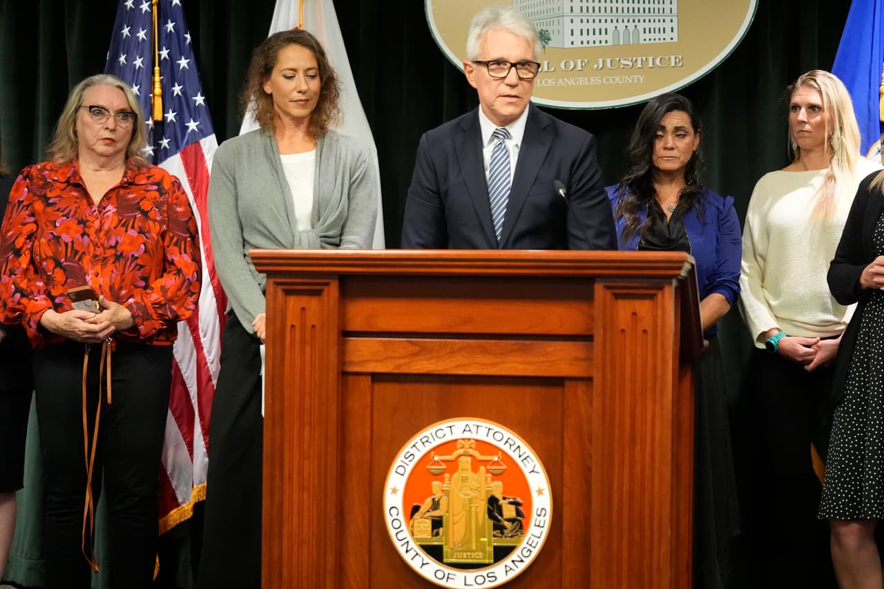 <h2 class="cms-H2-H2">Gascón recomienda nueva sentencia</h2>
<br>
<br>
<b>24 de octubre 2024: </b>El fiscal del distrito de Los Ángeles, George Gascón realizó una audiencia ante los medios en compañía de familiares de los hermanos Menéndez donde, tras revisar el caso, 
<a href="https://www.univision.com/local/los-angeles-kmex/hermanos-menendez-decision-fiscal-los-angeles-nueva-sentencia">recomendó una nueva sentencia para Lyle y Erik. </a>
