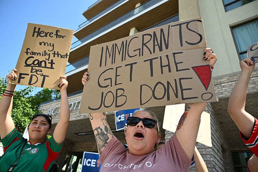 Los manifestantes en Pasadena recordaron cuán importantes son los inmigrantes para Estados Unidos.