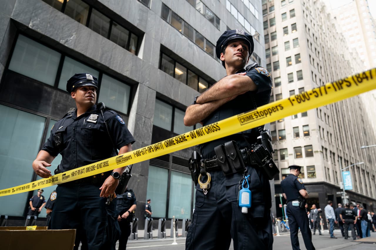 <b>Apuñalan a inspector. </b>El 28 de octubre, Taofeek Ajisegiri, quien trabaja como inspector de la ciudad, caminaba en la estación de la 125 Street de Harlem, cuando vio a un hombre orinando contra la pared. El sujeto le preguntó que por qué lo miraba, pero Ajisegiri dice que lo ignoró para no enfrascarse en una disputa. A pesar de eso, el hombre lo atacó con un puñal. El inspector necesitó doce puntos para cerrar sus heridas. 
<br>