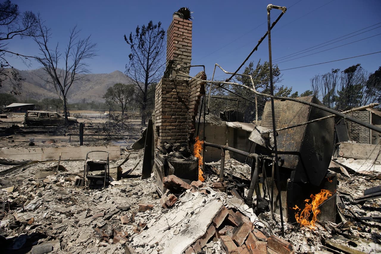 Casa calcinada en Lake Isabelle por un incendio en el condado de Kern.