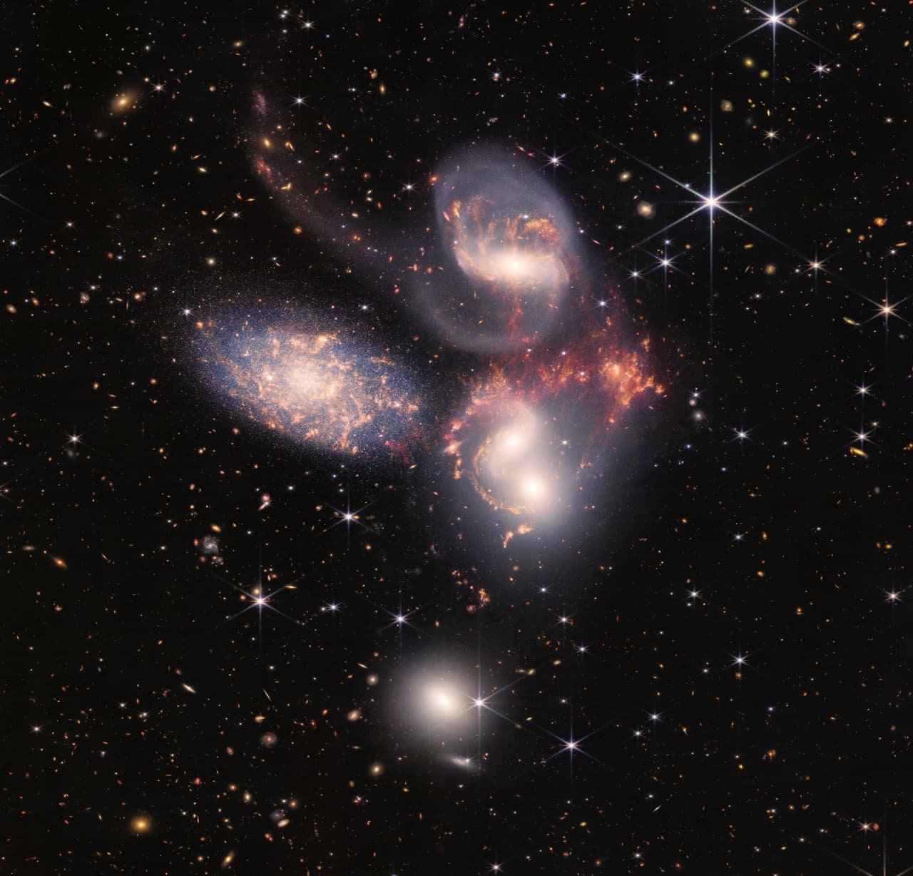Acá podemos observar al llamado Quinteto de Stephan, un conjunto de galaxias que interactúan entre sí y producen estrellas. También se muestran los flujos que deja un agujero negro.