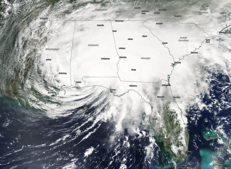 La inmensidad del 
<a href="https://www.univision.com/noticias/fenomenos-naturales/sally-descargo-en-cuatro-horas-el-equivalente-a-cuatro-meses-de-lluvia-sobre-pensacola-segun-autoridades">Huracan Sally</a> en esta imagen capturada por el satélite Aqua de la NASA, horas después de haber tocado tierra en el sur de Alabama. 
<br>
<br>Sally provocó lluvias históricas en Florida y por lo menos un deceso y otra desaparición.