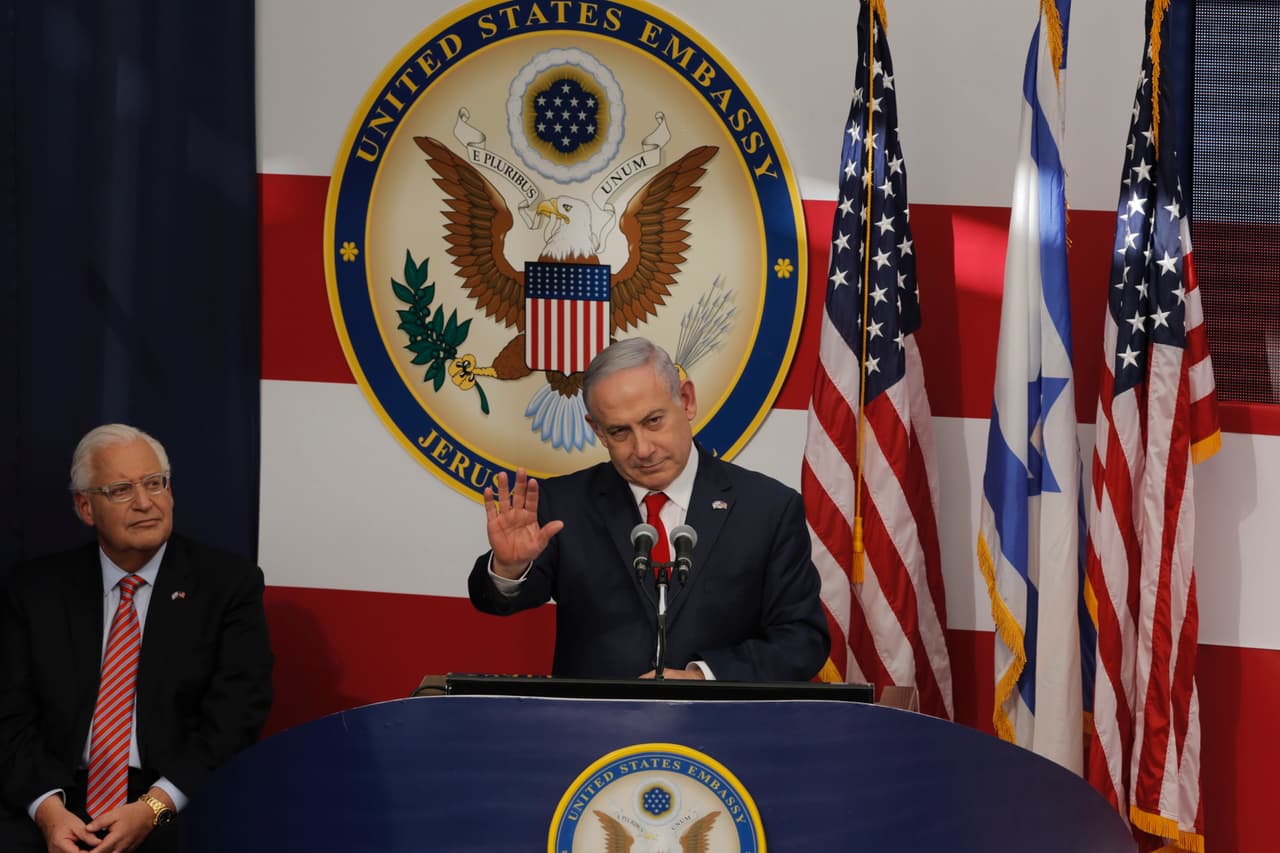 Netanyahu dio un breve discurso en la ceremonia de apertura. El reconocimiento de Jerusalén como capital de Israel por parte de Donald Trump enfureció a los palestinos, quienes señalan que Estados Unidos ya no puede ser un mediador honesto en ninguna negociación del proceso de paz entre las dos naciones.