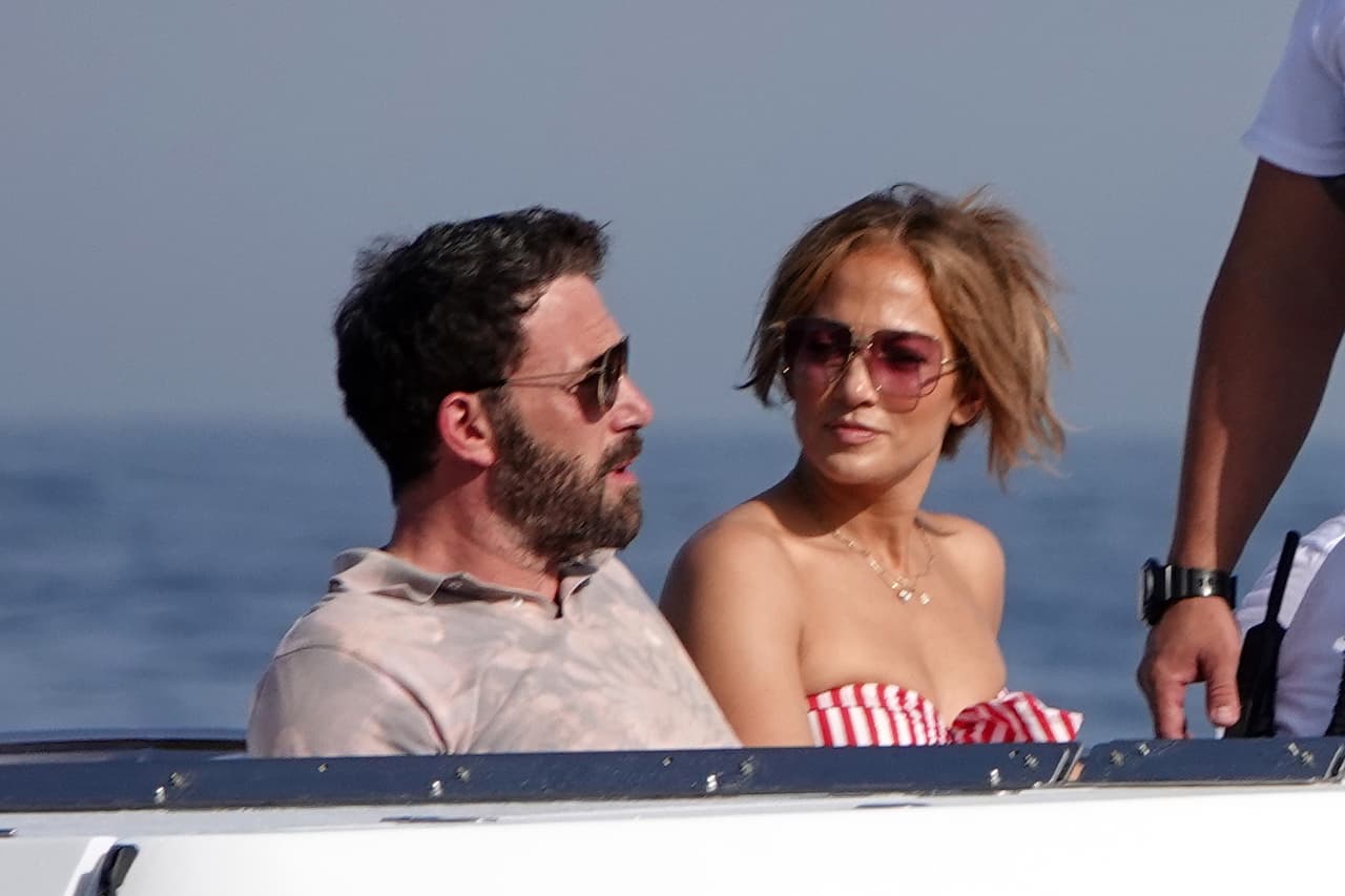 JLo 
<b><a href="https://www.univision.com/famosos/los-50-looks-mas-memorables-de-jlo-en-50-anos-fotos" target="_blank">traía un bikini bandeau a rayas</a> </b>con pantalones blancos de cintura alta.
<br>