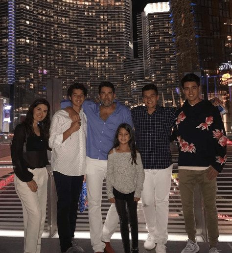 <b>Silvita</b>, interpretada por la actriz 
<b>Mayrín Villanueva</b>, celebró el Día del Padre con toda su familia y publicó esta fotografía con una tierna dedicatoria: "El papá más amoroso y presente. ¡Te amamos tanto!"