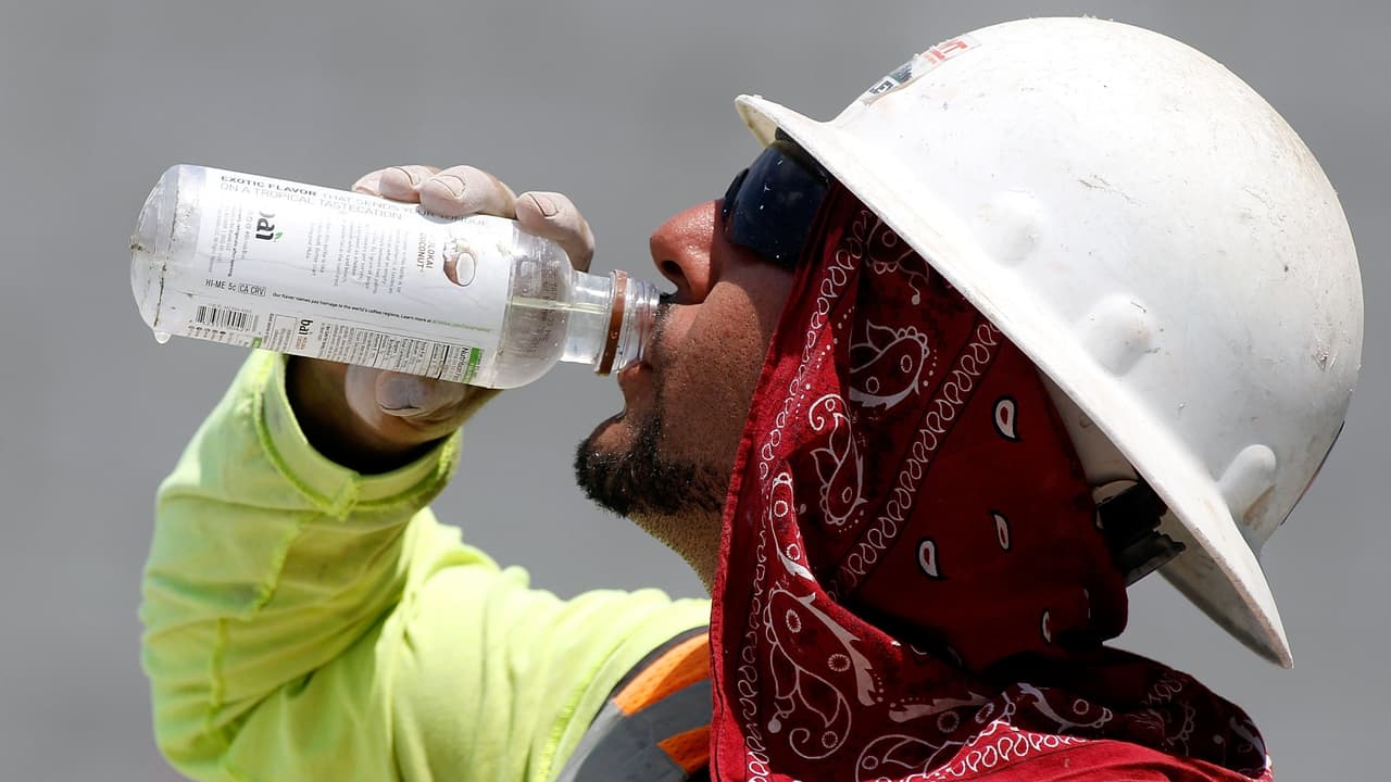 Avala Gobernador de Texas nueva ley que prohíbe a trabajadores los descansos para hidratarse