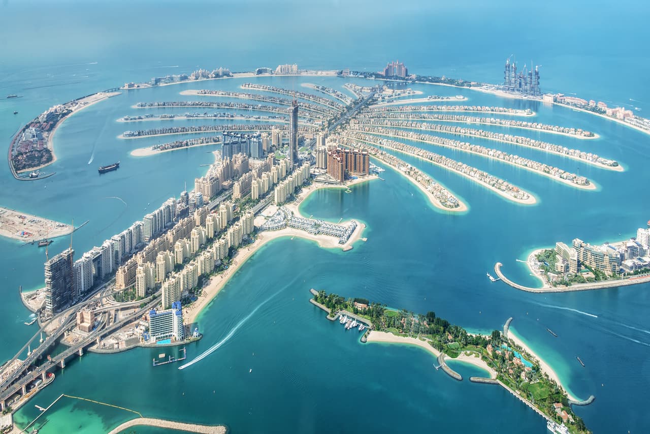 <b>Puesto 22. Emiratos Árabes Unidos</b>.
<br>
<br>Este país es considerado uno de los más 'liberales' del Golfo Pérsico. Es el número uno entre las ‘economías emergentes’ y el décimo más ‘poderoso’. 
<br>
<br>El estudio también exploró la recuperación de estos países de la pandemia de 
<a href="https://www.univision.com/temas/coronavirus"><u>covid-19</u></a>, desde el punto de vista económico y de la distribución de las vacunas. 
<br>