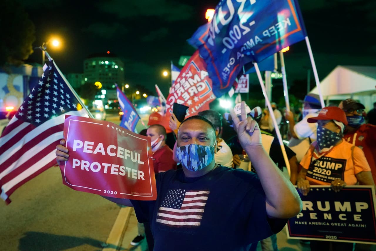 Partidarios de Trump en Miami, celebran la victoria del presidente en el estado de Florida.
