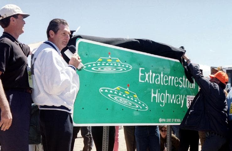 El entonces gobernador de Nevada, Bob Miller en la inauguración de una señal de tránsito de la carretera estatal 375 de Nevada el 18 de abril de 1996 en Rachel, a unas 150 millas al norte de Las Vegas.