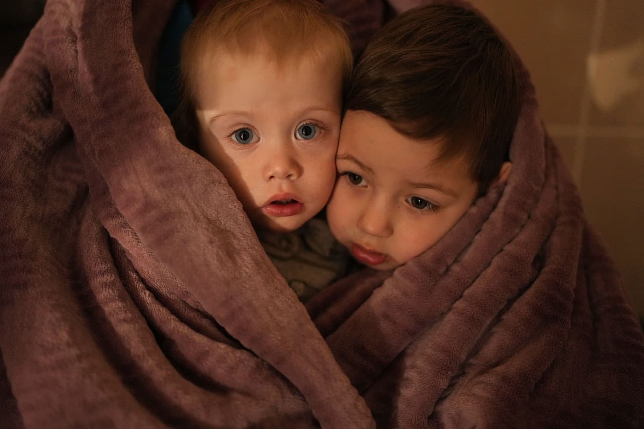 En la foto: Los hijos de los trabajadores médicos se abrigan con una manta mientras esperan a sus familiares en un hospital en Mariupol, el 4 de marzo.
<br>
<br>En la costa sur, los rusos se apoderon rápidamente de la mayor parte de la región estratégica de Jersón, crucial para la agricultura e importante debido a su proximidad a 
<a href="https://www.univision.com/noticias/mundo/causas-guerra-rusia-y-ucrania-resumen-explicacion">la península de Crimea anexada por Rusia en 2014.</a>
<br>
