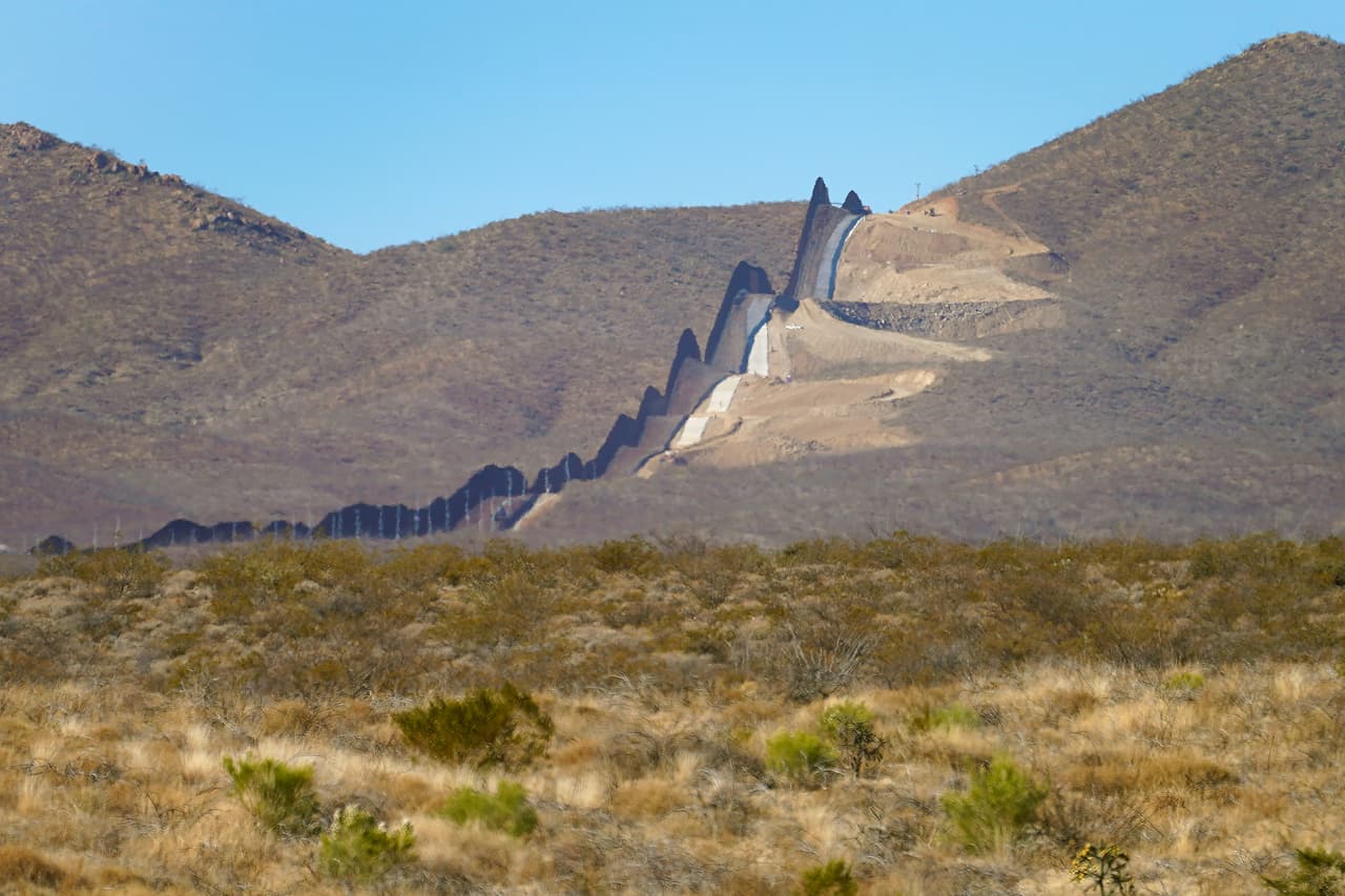 Los equipos han acelerado el trabajo dinamitando las laderas de las montañas y arrasando el desierto prístino para continuar una barrera que se espera que cancele la administración entrante de 
<a href="https://www.univision.com/temas/joe-biden"><u>Joe Biden</u></a>. En la foto un nuevo tramo valla en el Refugio Nacional de Vida Silvestre de San Bernardino, el 9 de diciembre.