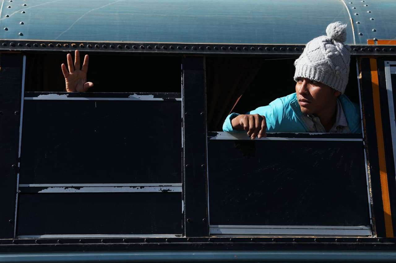 Según cifras de CBP, 
<b>los mexicanos, los venezolanos y los cubanos (en ese orden) son los que sumaron el mayor número de cruces en octubre del año fiscal 2023.</b>
<br>
<br>En la imagen se ve a un migrante asomado en la ventana de un autobús que es parte de una caravana de más de mil personas provenientes de países como Nicaragua, Perú, Ecuador, Colombia, Venezuela y República Dominicana. Todos llegaron el 11 de diciembre de 2022 a la frontera sur de Estados Unidos con la esperanza de solicitar asilo.