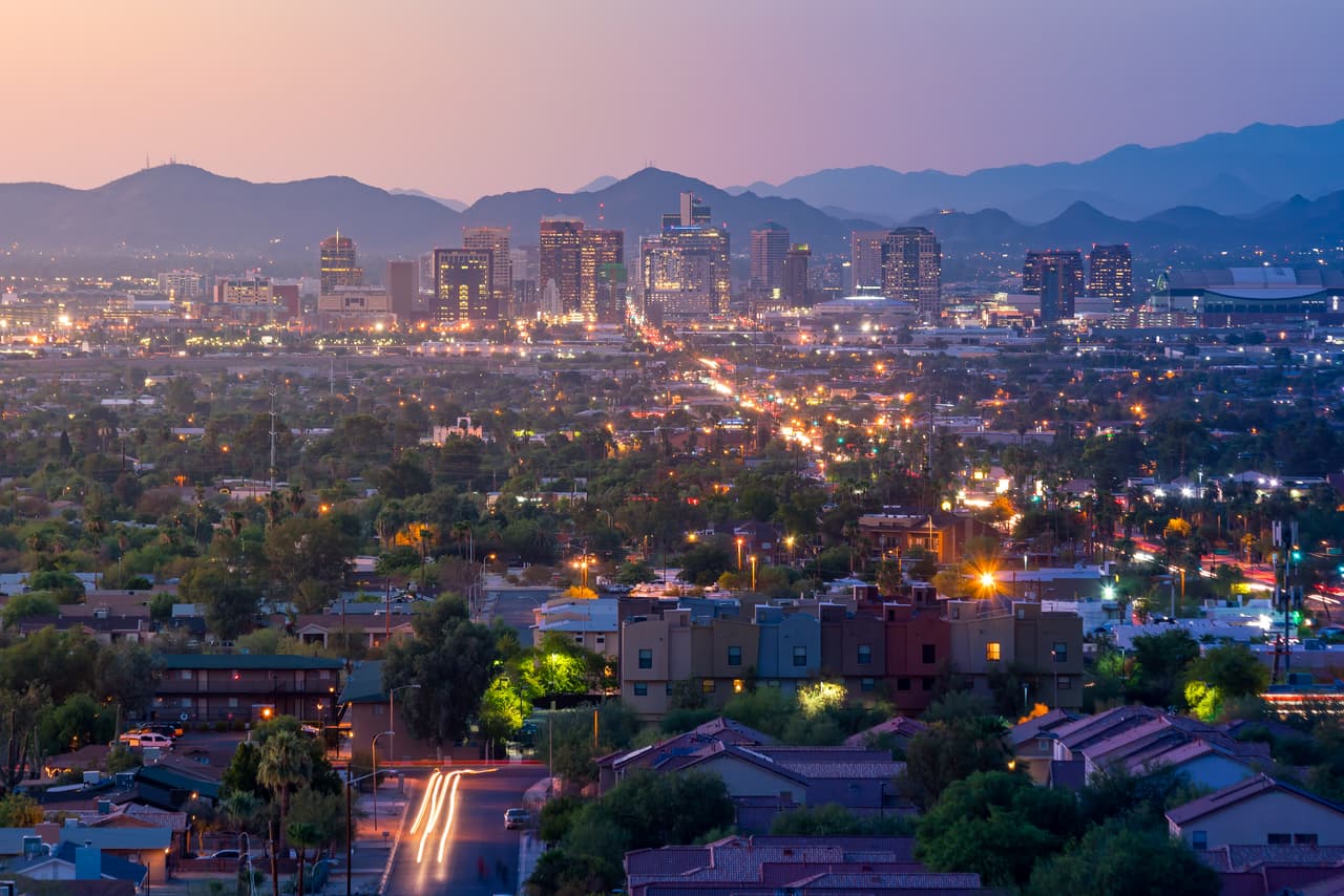 <b>Puesto 7. Glendale, Arizona</b>.
<br>
<br>Valor promedio de la vivienda en febrero de 2020: 255,539 dólares.
<br>
<br>Valor promedio de la vivienda en enero de 2021: 299,663 dólares. 
<br>
<br>Cambio bruto durante la pandemia: + 44,124 dólares.
<br>
<br>Porcentaje de cambio: 17.27%.
<br>