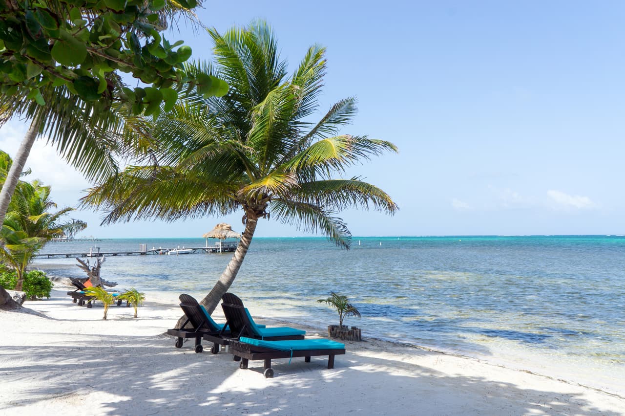 <b>Cayo Ambergris, Belice</b>
<br>
<br>Es la isla más grande de Belice y es espectacularmente hermosa, rodeada de impresionantes paisajes marinos turquesas. No está demasiado desarrollada y según International Living una pareja puede disfrutar de una vida cómoda desde 2,950 dólares por mes. 
<br>
<br>"Si es propietaria de una residencia en la isla una pareja puede vivir cómodamente con menos de 2,000 al mes", dice International Living.
<br>