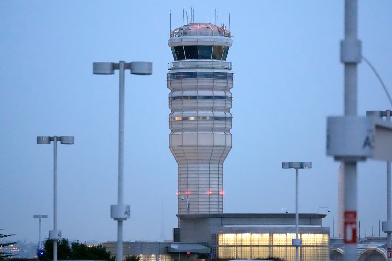 Un vuelo de pasajeros de Delta Air Lines que recibió autorización para despegar en el Aeropuerto Nacional Ronald Reagan de Washington DC, y un avión militar que se aproximaba recibieron instrucciones para desviarse y evitar una posible colisión. Ocurrió el 29 de marzo, a las 15:15, la misma hora en que cuatro aviones T-38 Talon de la Fuerza Aérea estadounidense se dirigían a sobrevolar el Cementerio Nacional de Arlington. La FAA afirma que los controladores de tráfico aéreo emitieron instrucciones correctivas a ambas aeronaves.