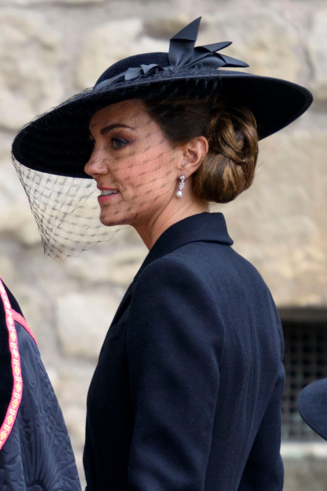 La ahora princesa de Gales llegó a la abadía de Westminster con joyas que pertenecieron a la reina. 
<br>