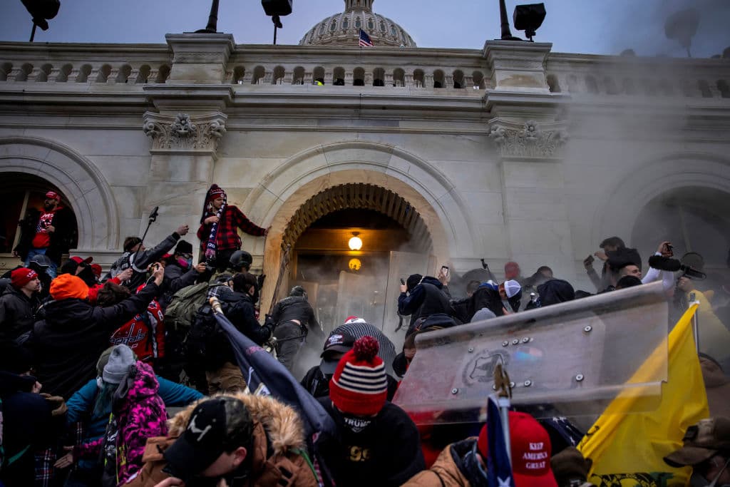 <b><a href="https://www.univision.com/noticias/politica/informe-completo-panel-de-la-camara-de-representantes-asalto-al-capitolio-donald-trump">Comité que investiga el asalto al Capitolio hace público su informe final </a></b>
<br>
<br>El comité de la Cámara de Representantes encargado de investigar el asalto al Capitolio el 6 de enero de 2021 publicó el 22 de diciembre un informe de 800 páginas con los resultados sobre su indagatoria. El causante "central" de lo ocurrido el 6 de enero de 2021, dice el comité, fue "un hombre, el expresidente Donald Trump, al que muchos otros siguieron". “Ninguno de los eventos del 6 de enero hubiera sucedido sin él”. Además, recomendó que el Congreso apruebe un mecanismo que impida al exmandatario volverse a presentar a unas elecciones. 
<br>
