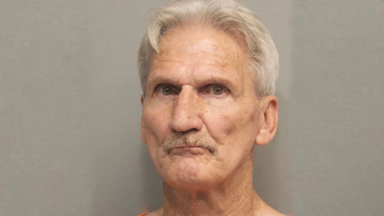 De acuerdo con información de agentes del alguacil Mark Herman, el señor Jack Edwards de 68 años, admitió atropellar de manera intencional al trabajador cuando detenía el tráfico en una zona en construcción al norte de Houston.