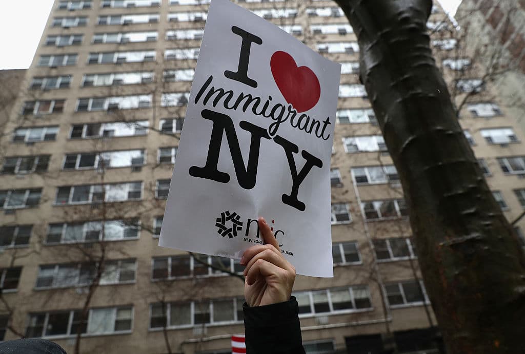 Aunque no se han revelado detalles de cómo o cuándo estos pagos serán procesados, sí se conoce que el Departamento de Trabajo del Estado de Nueva York (DOL) será responsable de revisar las solicitudes y distribuir los beneficios de los fondos.