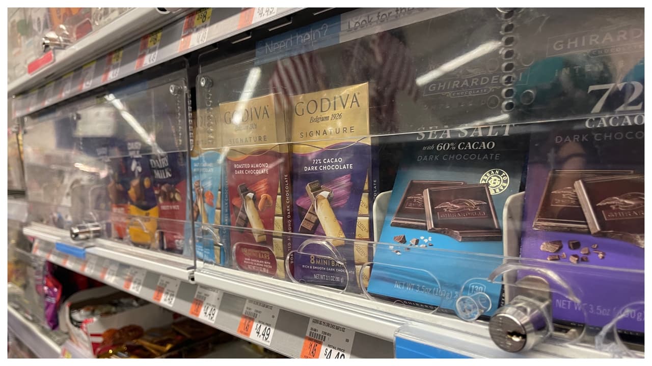 ¿Cuál chocolate te gusta más? Sea negro, o con combinaciones como el de almendras o el de cacao… están celosamente guardados bajo candado.