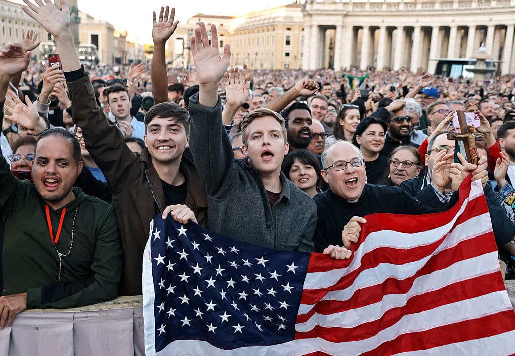 <b>La elección de León XIV como primer papa estadounidense representa un hito histórico en la Iglesia Católica</b>, al reflejar la creciente relevancia del continente americano en la configuración del liderazgo eclesial global. Su elección por el Colegio Cardenalicio simboliza una apertura hacia nuevas geografías del catolicismo, reconociendo el dinamismo pastoral y la diversidad cultural de las comunidades católicas en América del Norte, especialmente en Estados Unidos, donde la Iglesia ha enfrentado desafíos como el secularismo, la migración y las tensiones sociales, pero también ha mostrado capacidad de adaptación y crecimiento.