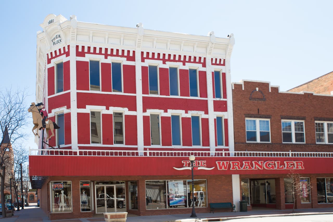 <b>Wyoming: Cheyenne. – Obtuvo 73.84 de 100 puntos dentro de las mejores ciudades de clase media para vivir.</b> Esta ciudad ofrece hermosos paisajes naturales y miles de lugares históricos para visitar. Aunque es un lugar pequeño, cuenta con escuelas de buena calidad. El costo de servicios es menor al promedio y se considera un lugar seguro. 
<br>