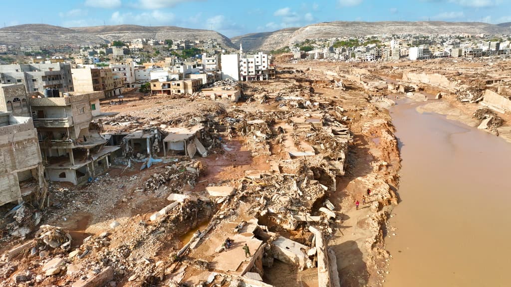 Una vista general de la ciudad de Derna el martes 12 de septiembre de 2023. La tormenta mediterránea Daniel causó inundaciones devastadoras en Libia que rompieron represas y arrasaron barrios enteros.