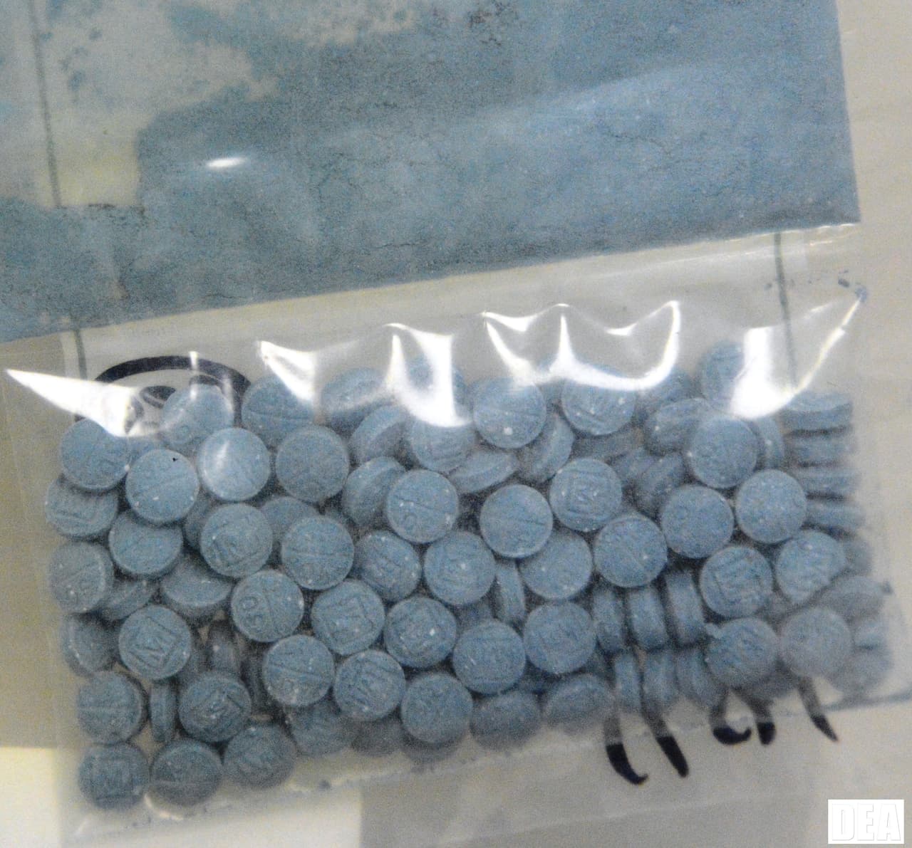 <h3 class="cms-H3-H3">Fentanilo</h3>
<br>
<br>Este fuerte opioide sintético es similar a la morfina, aunque tiene una potencia entre 50 y 100 veces mayor.
<br>
<br>Según el NIH se receta a pacientes con dolores intensos, generalmente tras una intervención quirúrgica. 
<br>
<br>Los nombres comunes del fentanilo ilegal son 
<b>Apache, China Girl, China White, Dance Fever, Friend, Goodfellas, Jackpot, Murder 8, y Tango & Cash.</b>
<br>
<br>Algunos efectos perjudiciales de esta sustancia para el cerebro son: incluyen: felicidad extrema, aletargamiento, náuseas, confusión, estreñimiento, sedación, problemas para respirar y pérdida del conocimiento
<br> 
<br>De acuerdo con la agencia, en la actualidad los opioides sintéticos son las drogas más comúnmente asociadas con las muertes por sobredosis en Estados Unidos. 
<a href="https://www.drugabuse.gov/es/publicaciones/drugfacts/el-fentanilo" target="_blank">Tan solo en 2017, el fentanilo fue parte del 59.8 % de las muertes relacionadas con opioides</a>, comparado con el 14.3 % en 2010.
<br>
<br>
<br>