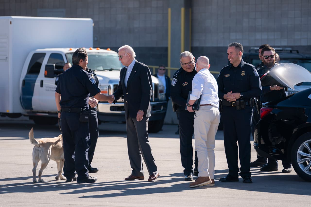 El presidente Joe Biden recorrió El Paso durante unas cuatro horas el domingo, visitando la frontera entre Estados Unidos y México por primera vez desde que asumió el cargo en la Casa Blanca.