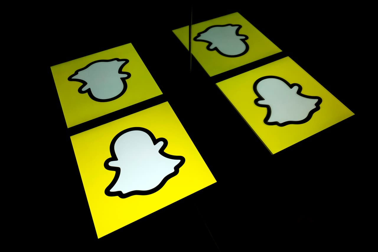 <h3 class="cms-H3-H3">11. Snapchat</h3>
<br>
<br>Otras de las populares aplicaciones de mensajería con soporte multimedia también afecta considerablemente la batería de los 
<a href="https://www.univision.com/temas/smartphones">smartphones</a> una vez que entra en función, 
<b>ya que exige el 77% de sus funciones. </b>
<br>
<br>