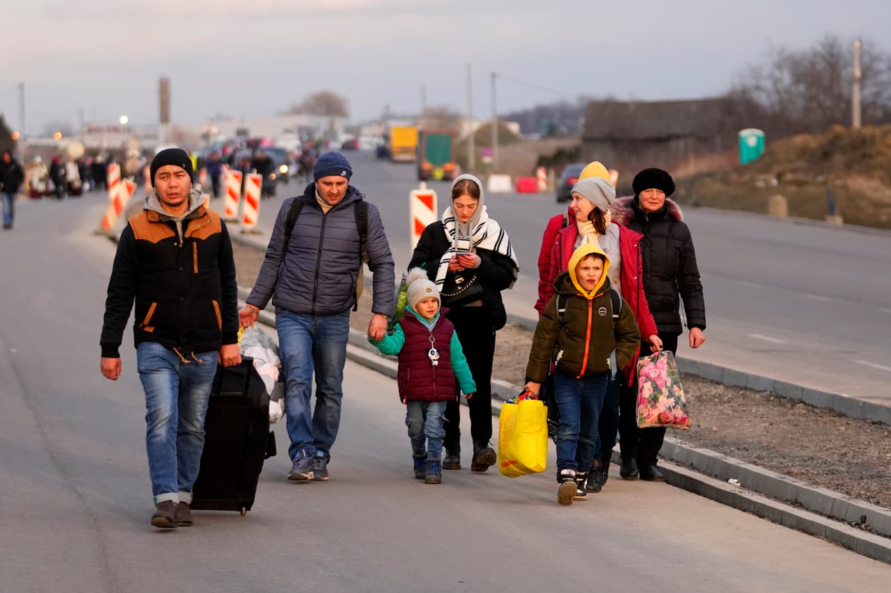 Cientos de miles de ucranianos abandonan el país ante la invasión rusa: ¿está Europa preparada para una nueva oleada de refugiados?