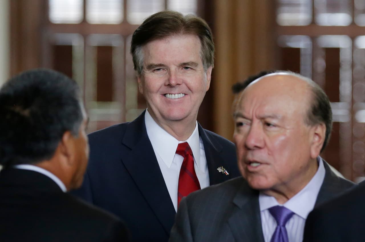 <b>Dan Patrick:</b> El vicegobernador de Texas es uno de los líderes que ha mostrado su apoyo a la SB4 de forma más vocal. “Las ciudades que actúan como refugios para inmigrantes ilegales crean un imán para la inmigración ilegal”, afirmó en Twitter este miércoles. En la foto también aparece Matt Schaefer, quien recuperó una enmienda de avala que bajo la protección de la SB4 los policías puedan preguntar por el estatus migratorios en una detención.