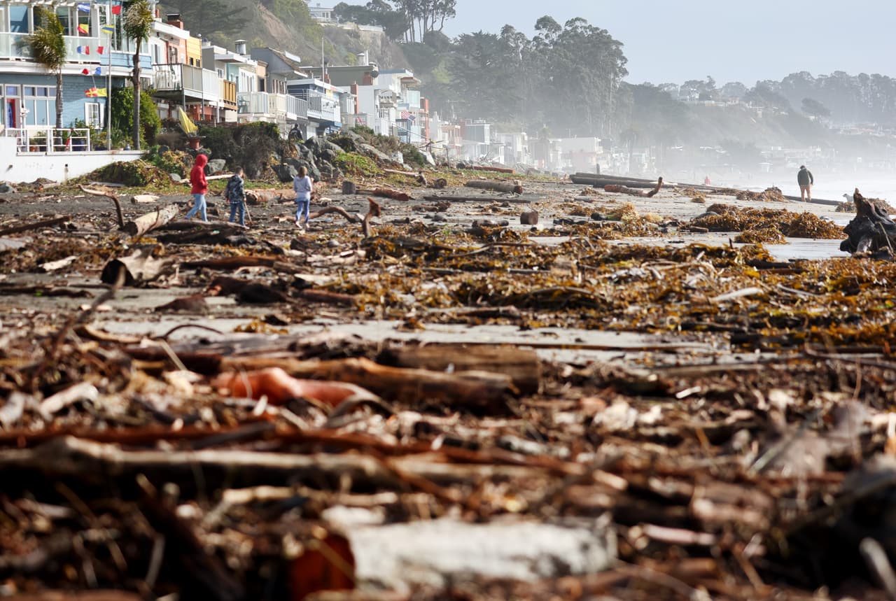 En Aptos, una de las ciudades del condado de Santa Cruz, la playas quedaron completamente cubiertas de escombros arrastrados por el ciclón bomba que azotó la región.