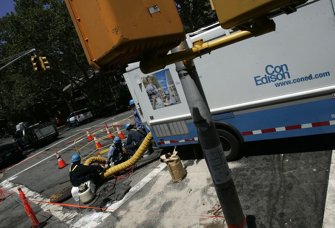 <b>Construcción</b>, incluyendo:
<br>-Oficios especializados, como electricistas, fontaneros. 
<br>-Otras empresas y profesionales de la construcción relacionados con la infraestructura esencial o con fines de reparación y seguridad de emergencia.