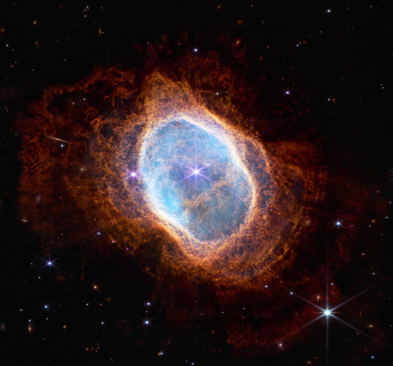 Estas imágenes podrán permitir a los científicos estudiar cómo se desarrolla el entorno de una estrella mientras se desarrolla. Además, los puntos que vemos a su alrededor de diferentes colores son galaxias lejanas.