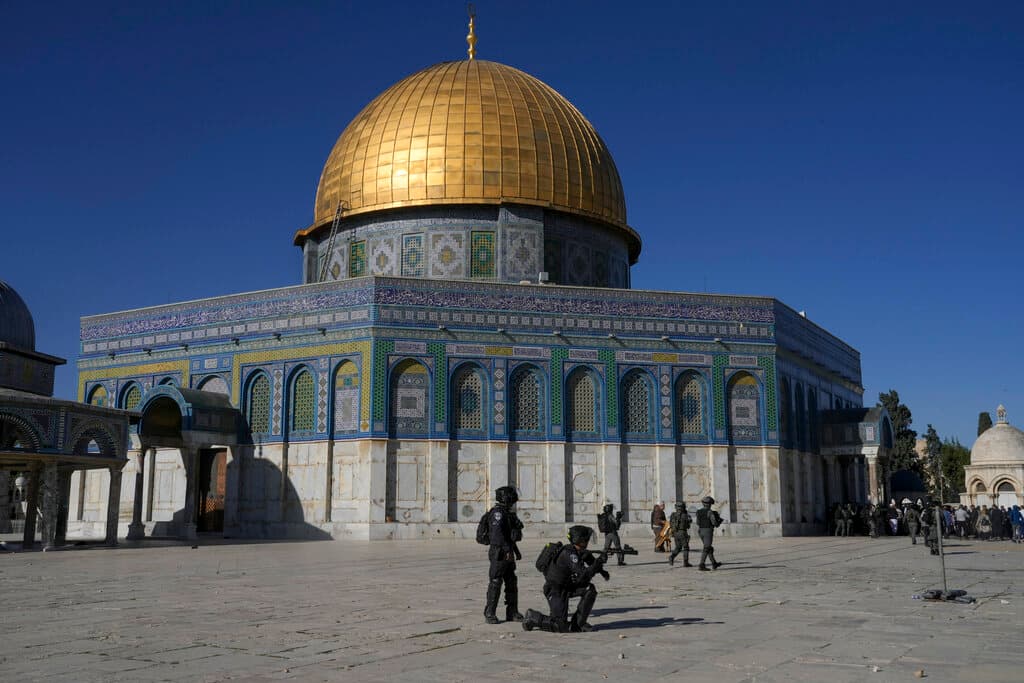 Efectivos de las fuerzas de seguridad de Israel toman posiciones durante enfrentamientos con palestinos en el recinto de la mezquita de Al Aqsa, en la Ciudad Vieja de Jerusalén.